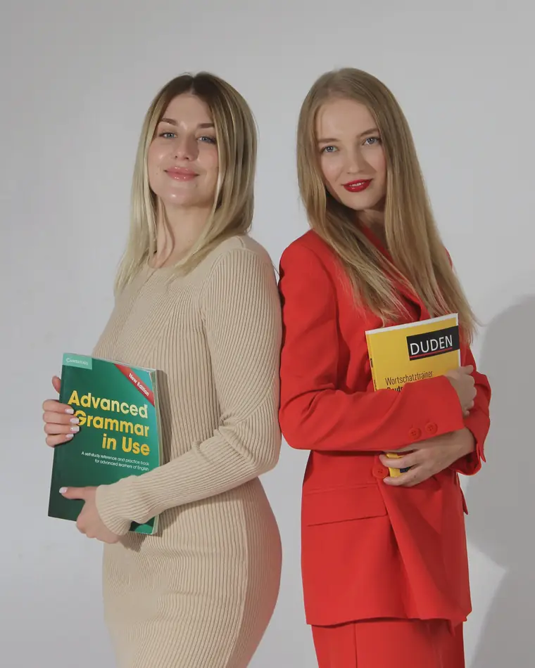 Засновниці Seed Language School Світлана та Марина з підручниками